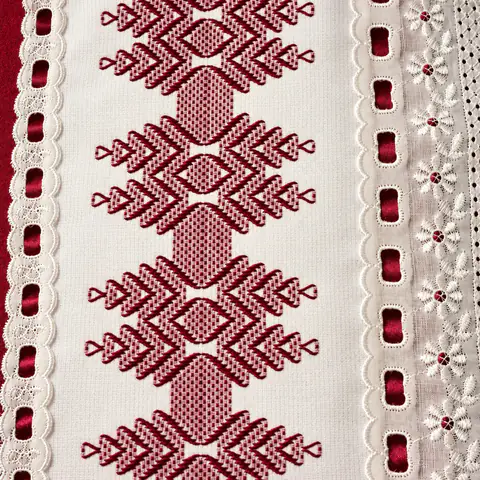 Detalhe do vagonite bordô com renda