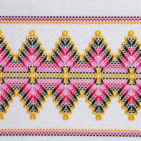 Detalhe dos losangos rosa e amarelo