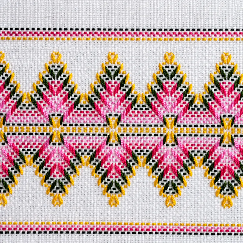 Close do vagonite em losangos rosa e amarelo com contorno preto